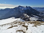23 In ripida salita per pratoni cosparsi di neve con vista in Alben